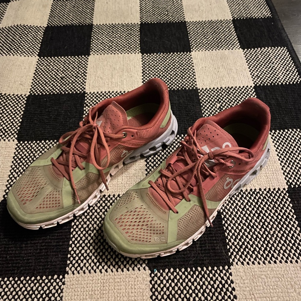 On Cloudflow Running Shoes